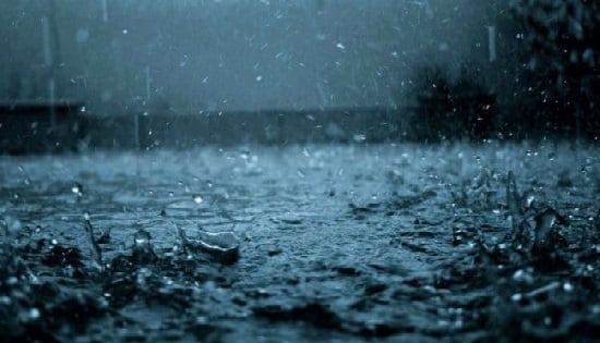 ¿Mala suerte? Cae torrencial lluvia sobre un solo auto (VIDEO) 