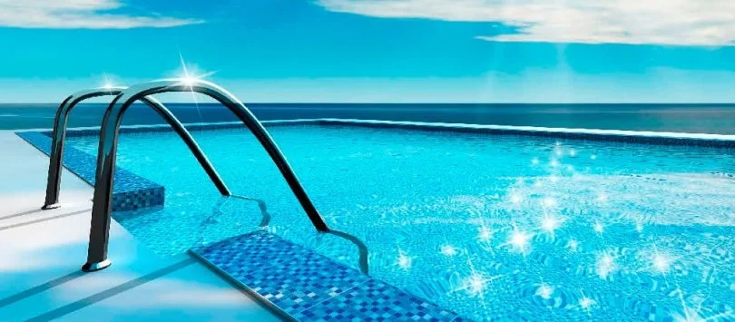 La principal aplicación del hipoclorito sódico es en el mantenimiento y desinfección de aguas empleadas para piscinas.